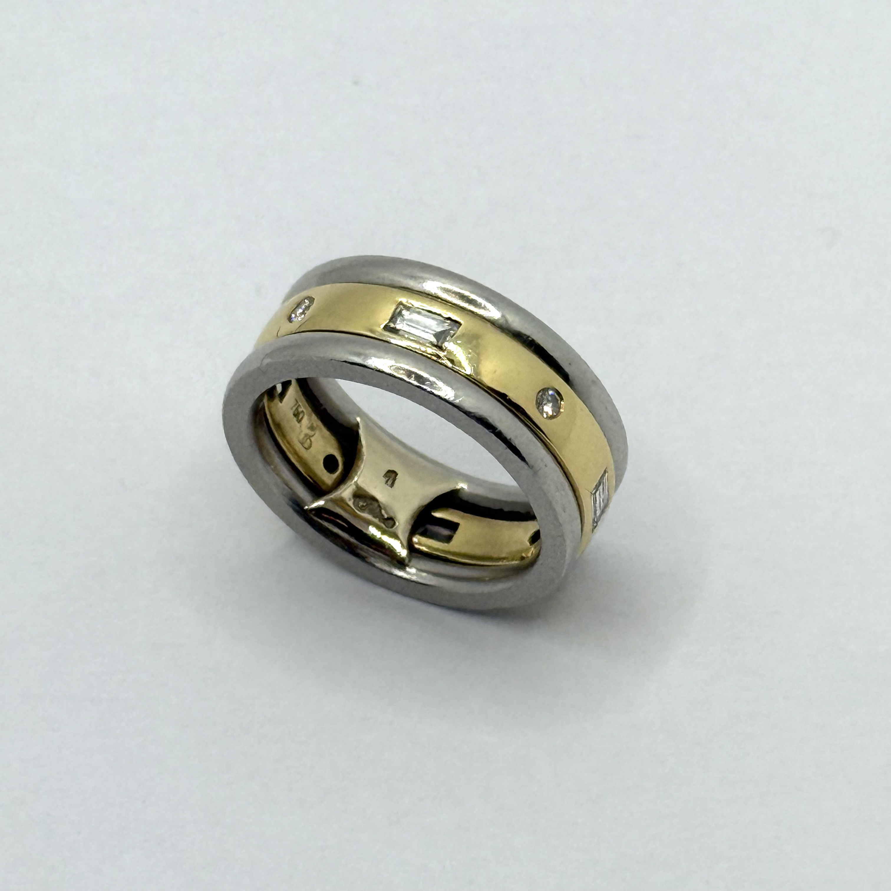 PT/750AU// 1 Bicolor Ring Gr48 mit 4 Brillanten zus ca 0,08ct und 4 Dia.-Baquettes zus ca 0,20ct 12,60 gr
