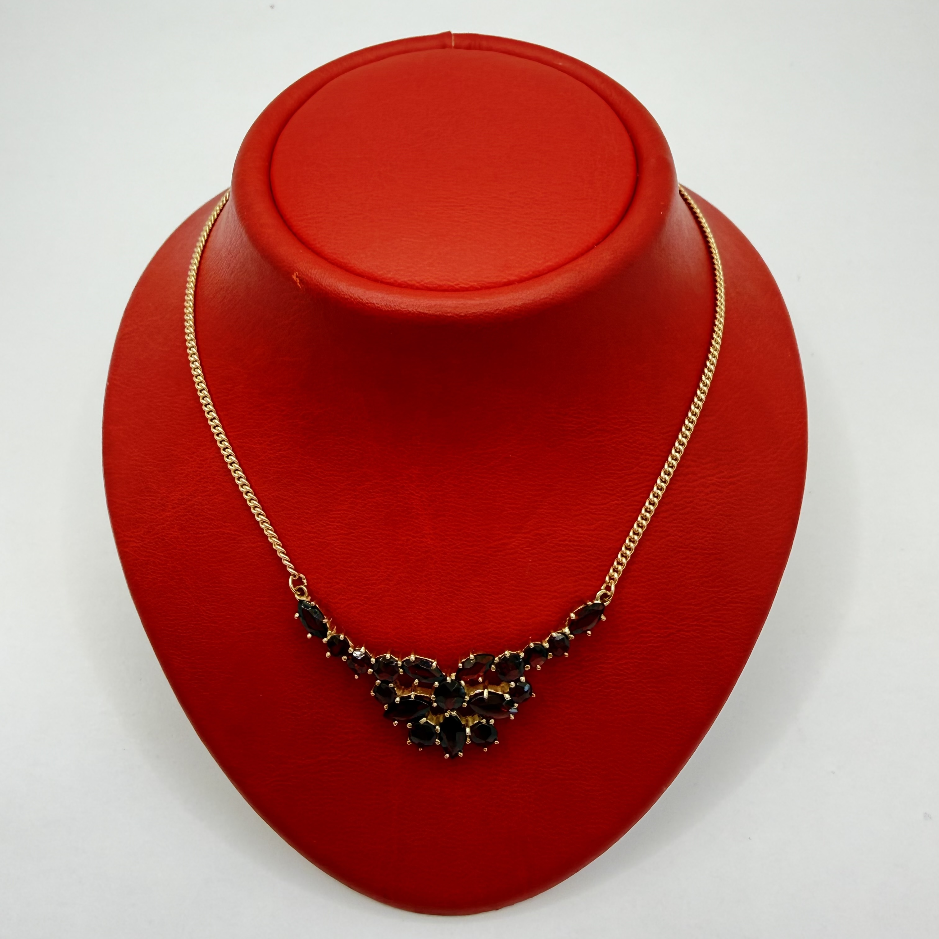 585/333 1 Granatcollier mit 333/er Mittelteil zus. 8,12gr 585/333 1 Granatcollier mit 333/er Mittelteil zus. 8,12gr