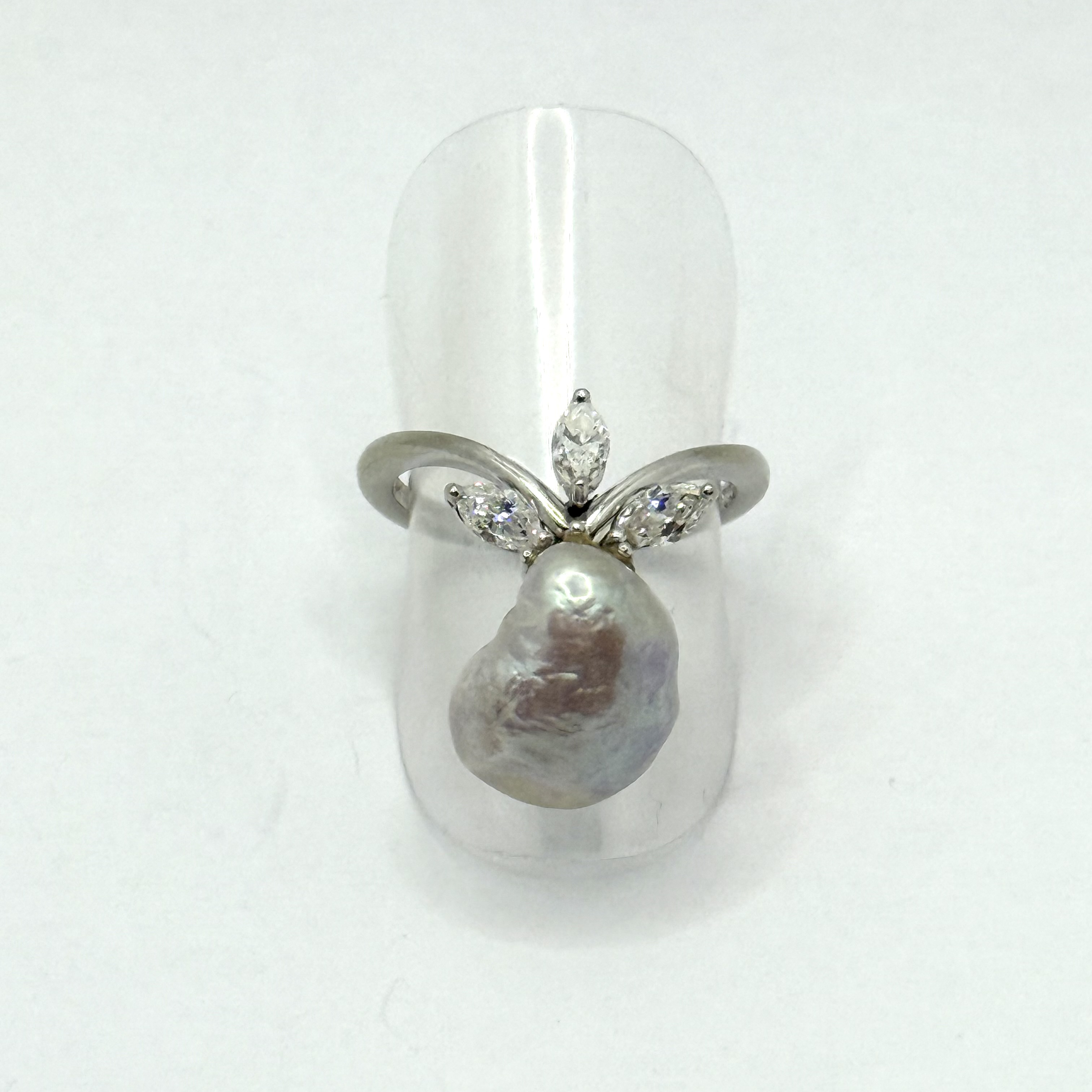750/1 Wg Ring Gr53,5 mit 3 Dia.-Navetten zus. ca. 0,36ct Vs/H, 1 ZPerle 5,340 gr